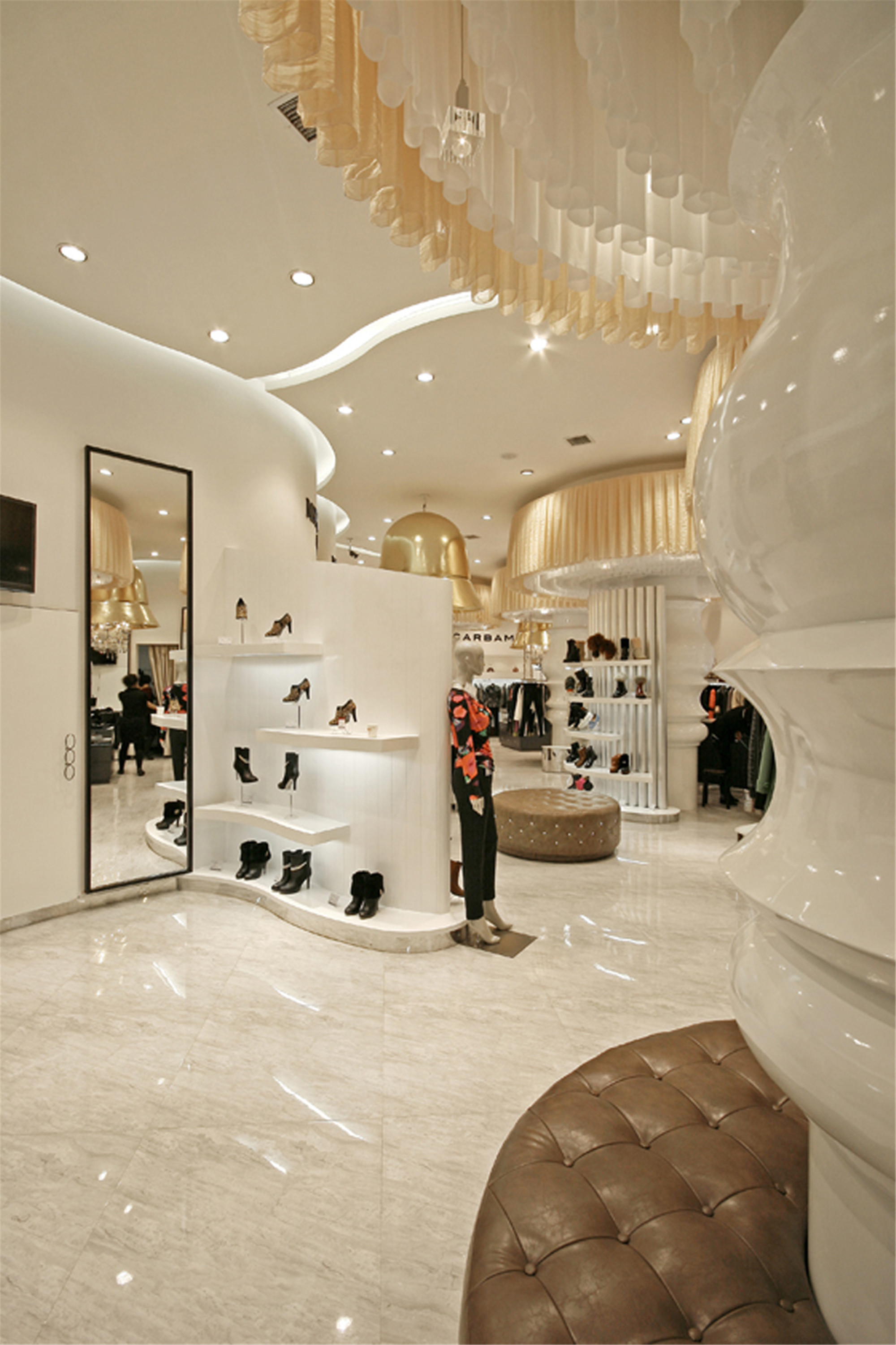 簡(jiǎn)潔明亮服裝店裝修設(shè)計(jì)-第4張圖片-上海古都建筑設(shè)計(jì)集團(tuán) 簡(jiǎn)潔明亮服裝店裝修設(shè)計(jì)-第4張圖片-上海古都建筑設(shè)計(jì)集團(tuán)