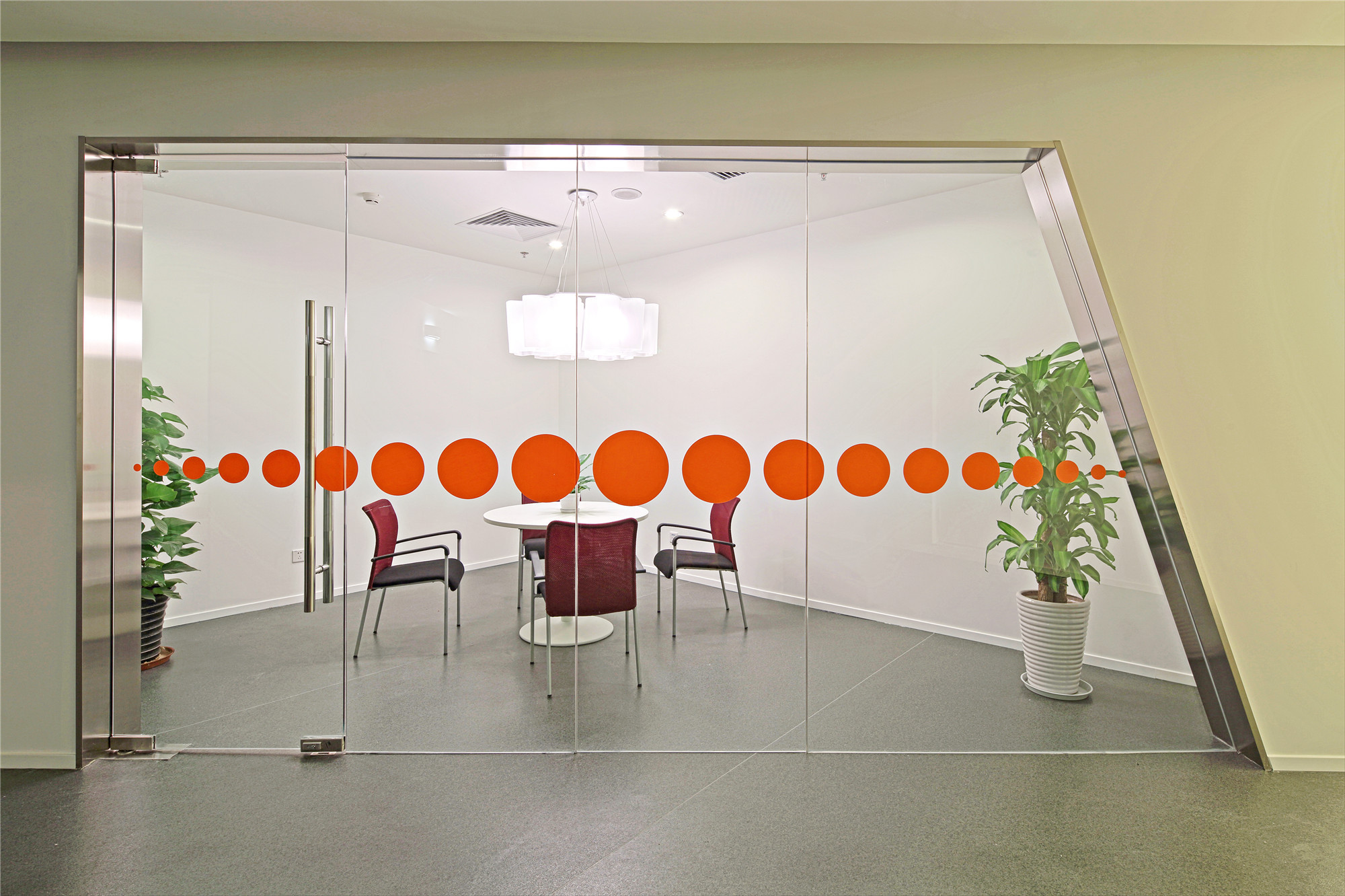 現(xiàn)代時尚辦公室裝修設(shè)計效果圖-第5張圖片-上海古都建筑設(shè)計集團 現(xiàn)代時尚辦公室裝修設(shè)計效果圖-第5張圖片-上海古都建筑設(shè)計集團